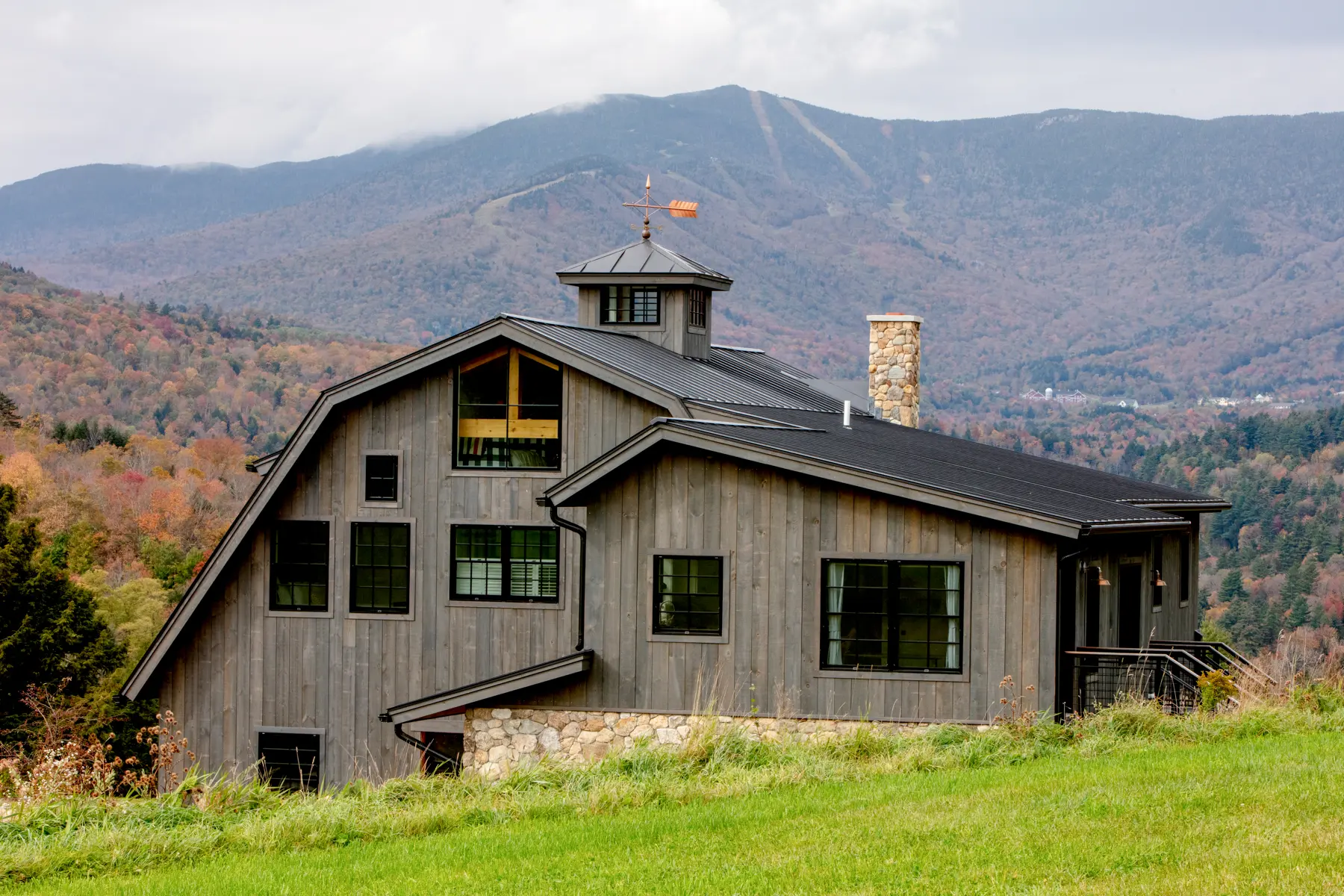 Timber Frame Barn House Exterior Side View Normerica Timber Homes