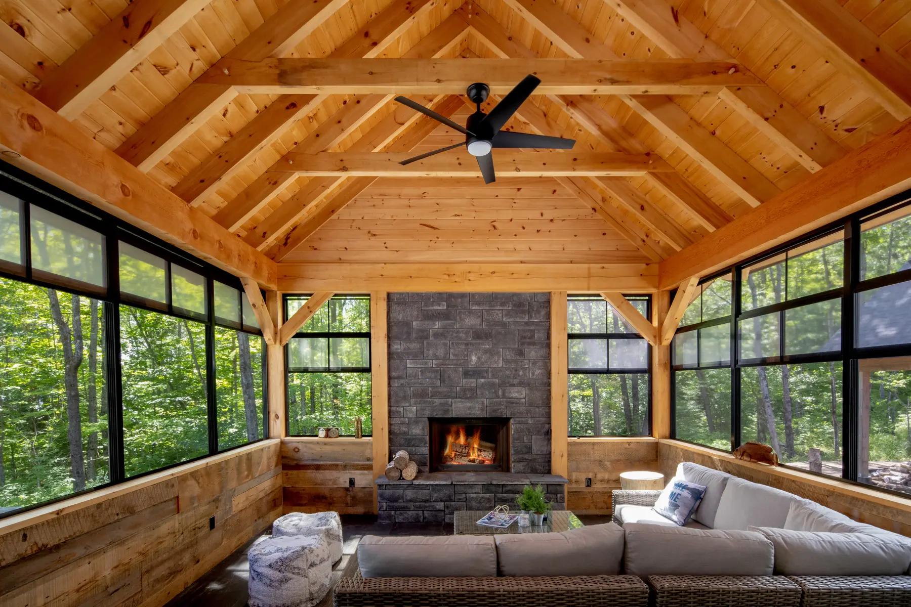 Normerica Timber Homes Timber Frame Cottage Muskoka Room Great Room Family Lakehouse Low Resolution 4931